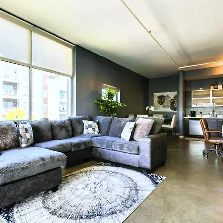 5M332- Sleek And Spacious Condo In East